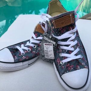 NWT Converse Low Top Chucks Size 9W